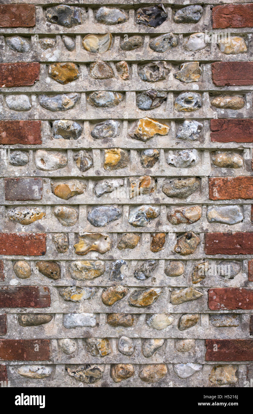 Le silex, la pierre et la brique mur à Weald et Downland Open Air Museum, Singleton, Sussex, Angleterre Banque D'Images