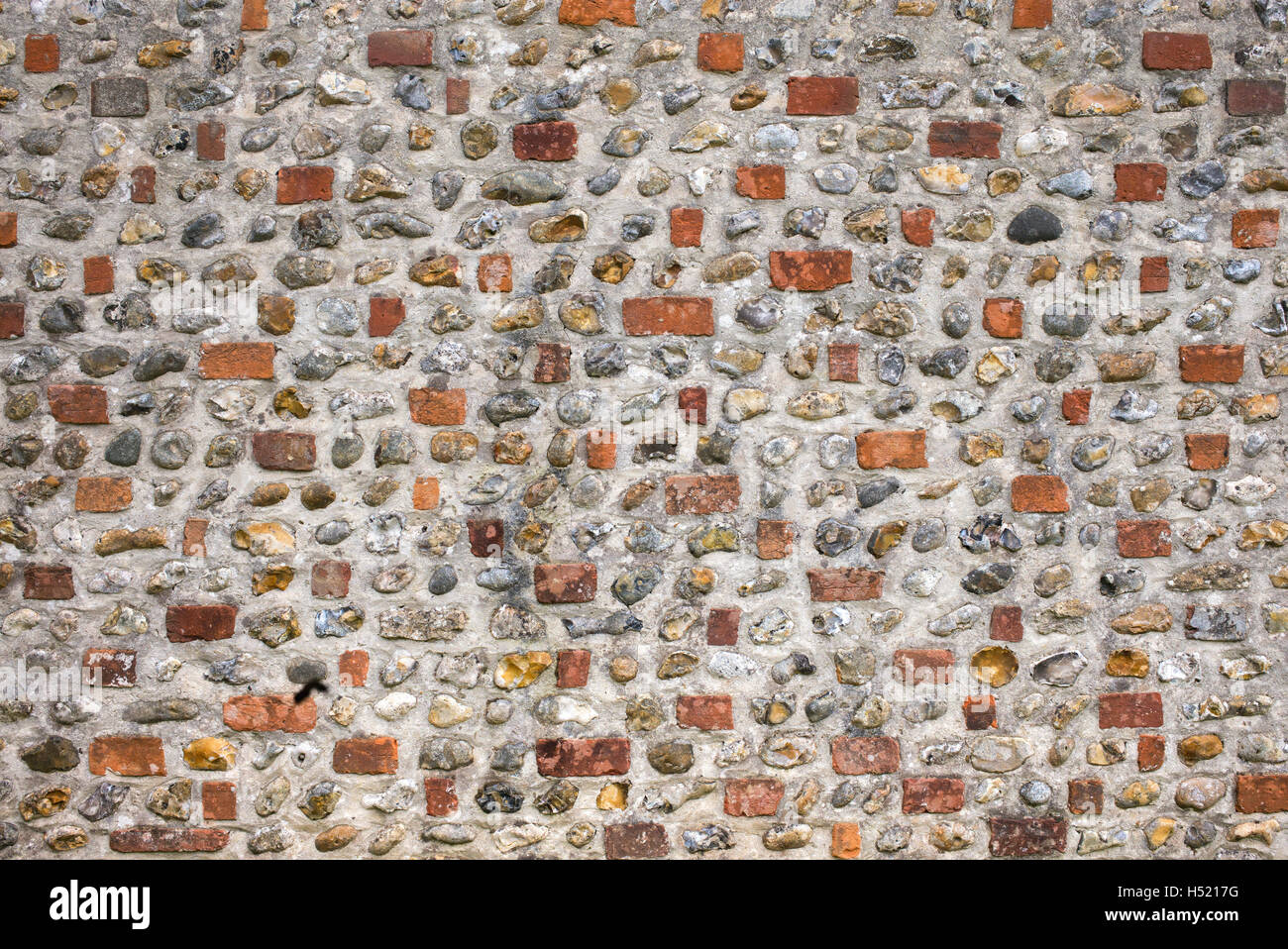 Le silex, la pierre et la brique mur à Weald et Downland Open Air Museum, Singleton, Sussex, Angleterre Banque D'Images