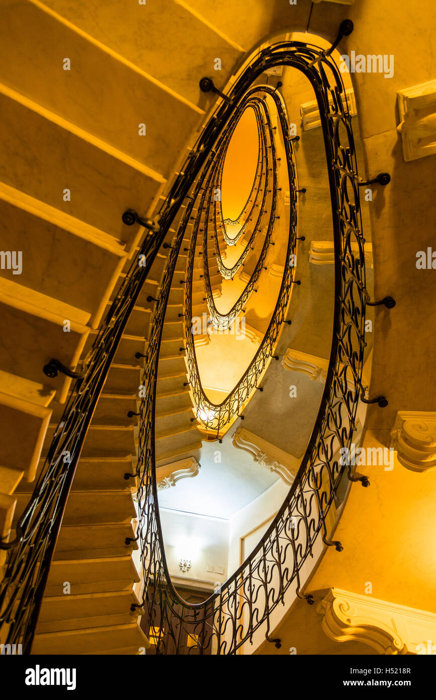 Escalier dans un immeuble de Gênes, Italie Banque D'Images