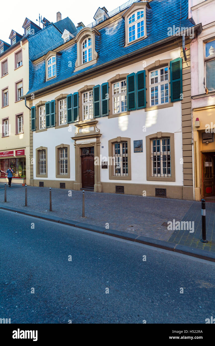 TRIER, ALLEMAGNE - 7 avril, 2008 : un jeune homme marche dans la rue en face de l'immeuble, où est né Karl Marx Banque D'Images