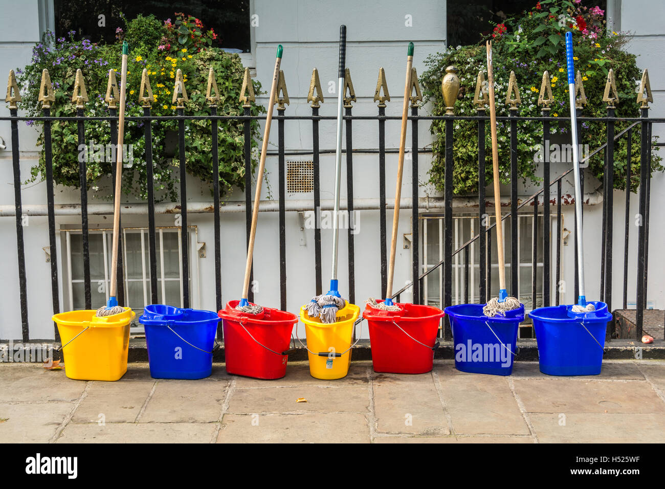 Mops et seaux à l'extérieur de hôtels à Londres comme l'une des plus belles petites lunes - Cartwright Gardens, Londres WC1, UK Banque D'Images