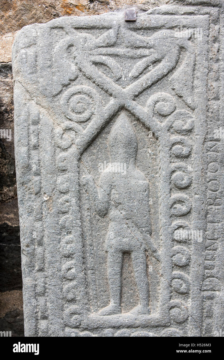Guerrier médiéval sculpté, détail de la collection de pierres Kilmartin, ancienne 79 graveslabs, Argyll, Scotland Banque D'Images