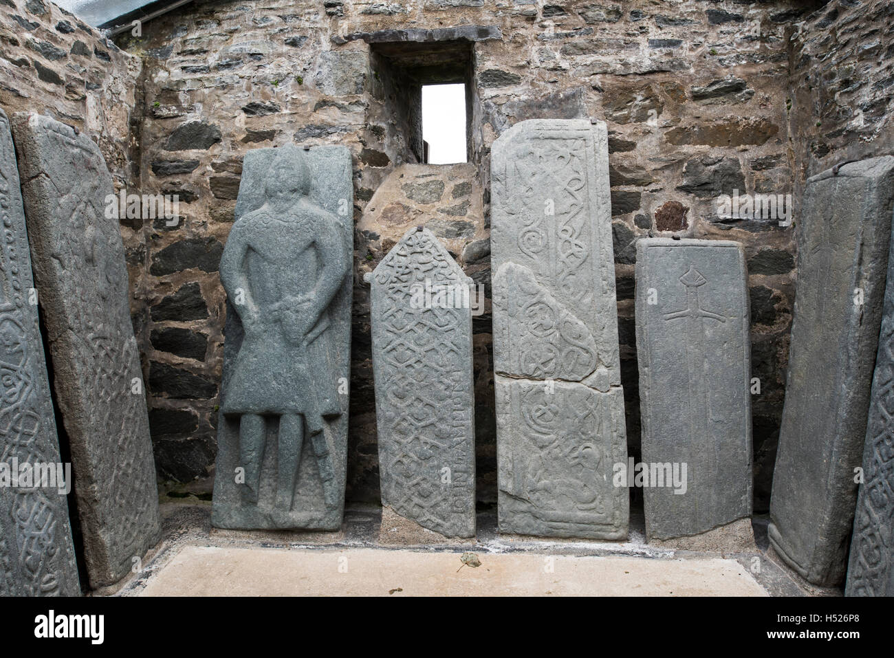 Pierres sculptées Kilmartin, collection de 79 à l'ancienne graveslabs Kilmartin parish church cemetery, Argyll, Scotland Banque D'Images