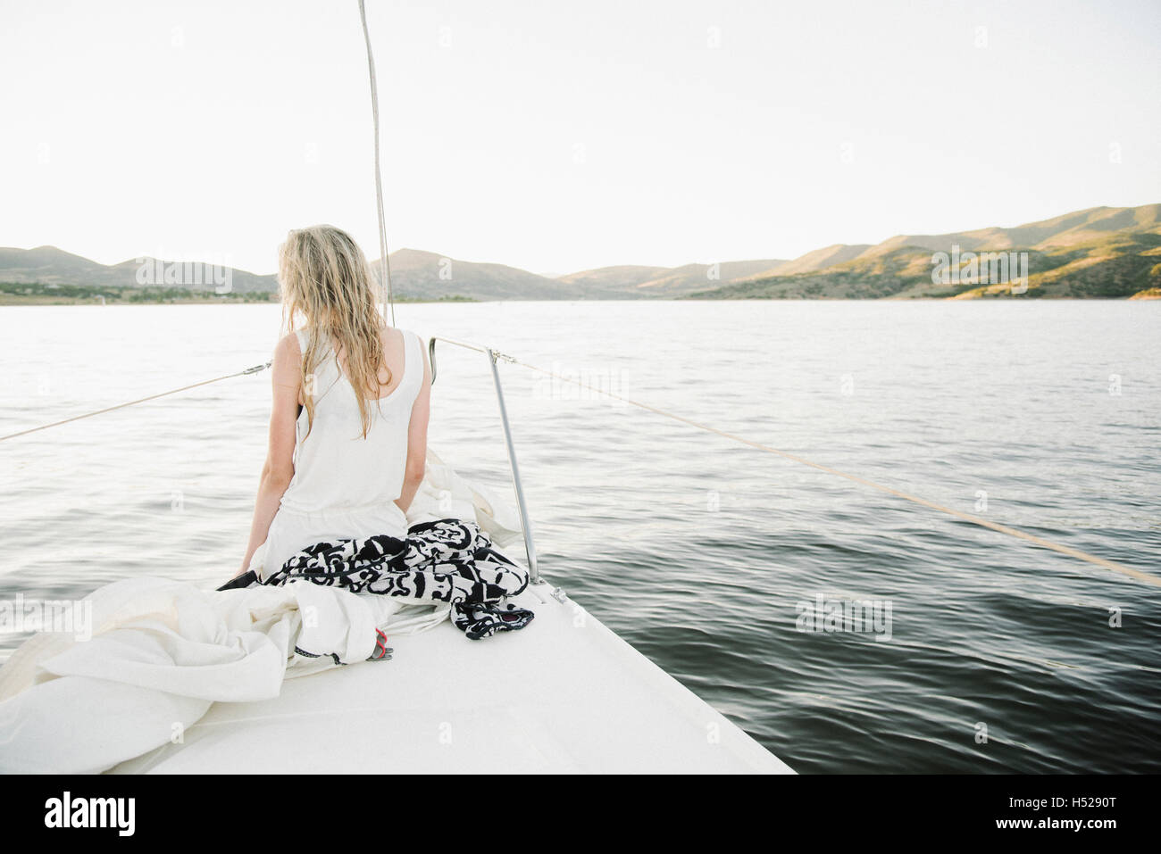 Blonde teenage girl sitting on la voile. Banque D'Images