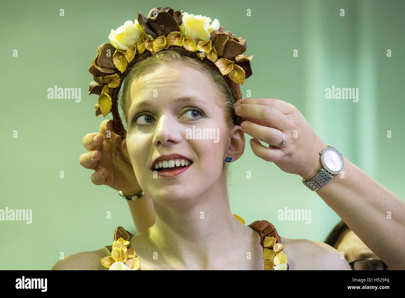 Soyez prêt pour le modèle Fashion Salon du Chocolat, une partie du salon du chocolat qui a eu lieu à l'Olympia, Londres Banque D'Images