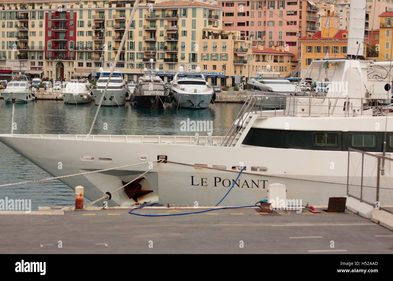 Nice, France. Le port avec une vue de la proue du navire à 3 mâts Le Ponant en premier plan Banque D'Images