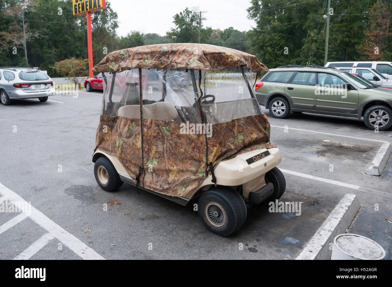 Club de golf ci-joint Camouflage voiture garée à un dollar local magasin général. Banque D'Images