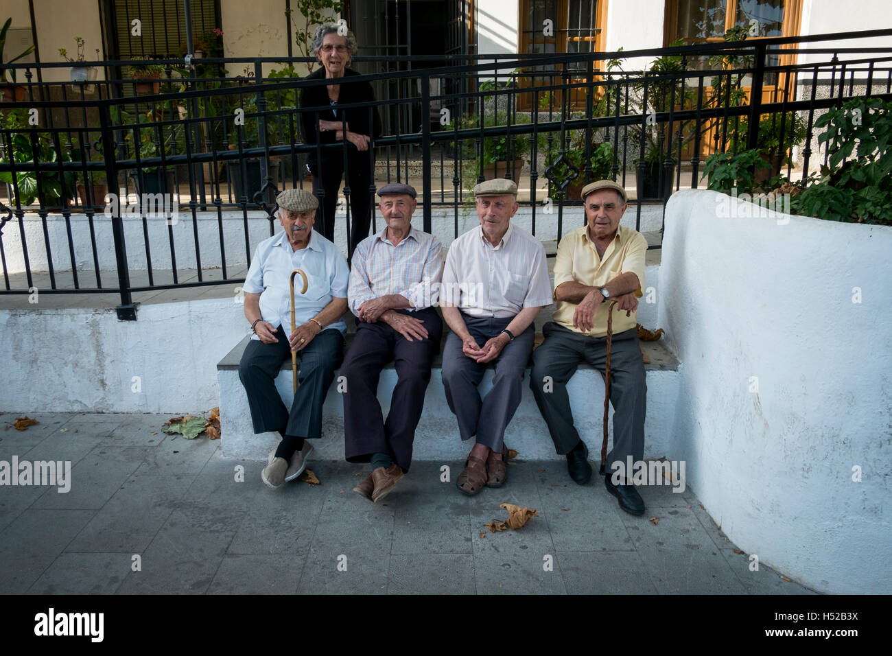 De vieux hommes et une femme se détendre sur un banc à Lanjaron , Espagne Banque D'Images