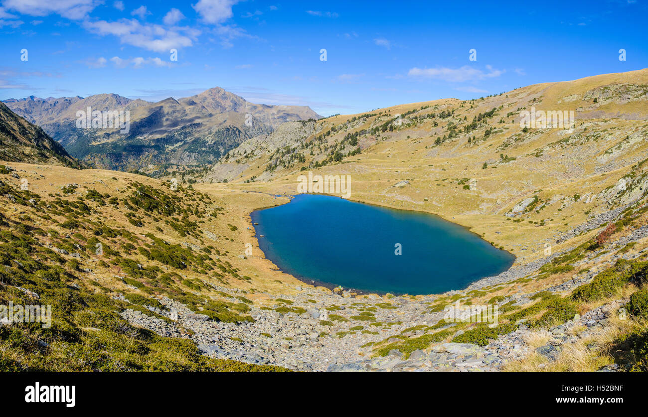 L'Estanyo Lake à l'automne, dans la vallée de l'Estanyo River, Andorre Banque D'Images
