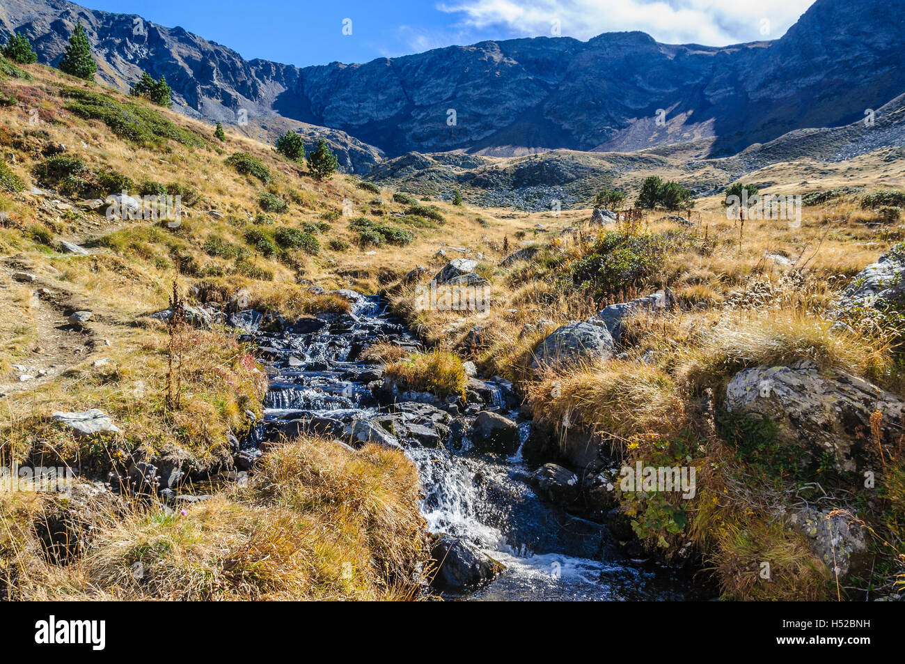 En automne, le calme dans la vallée de l'Estanyo River, Andorre Banque D'Images