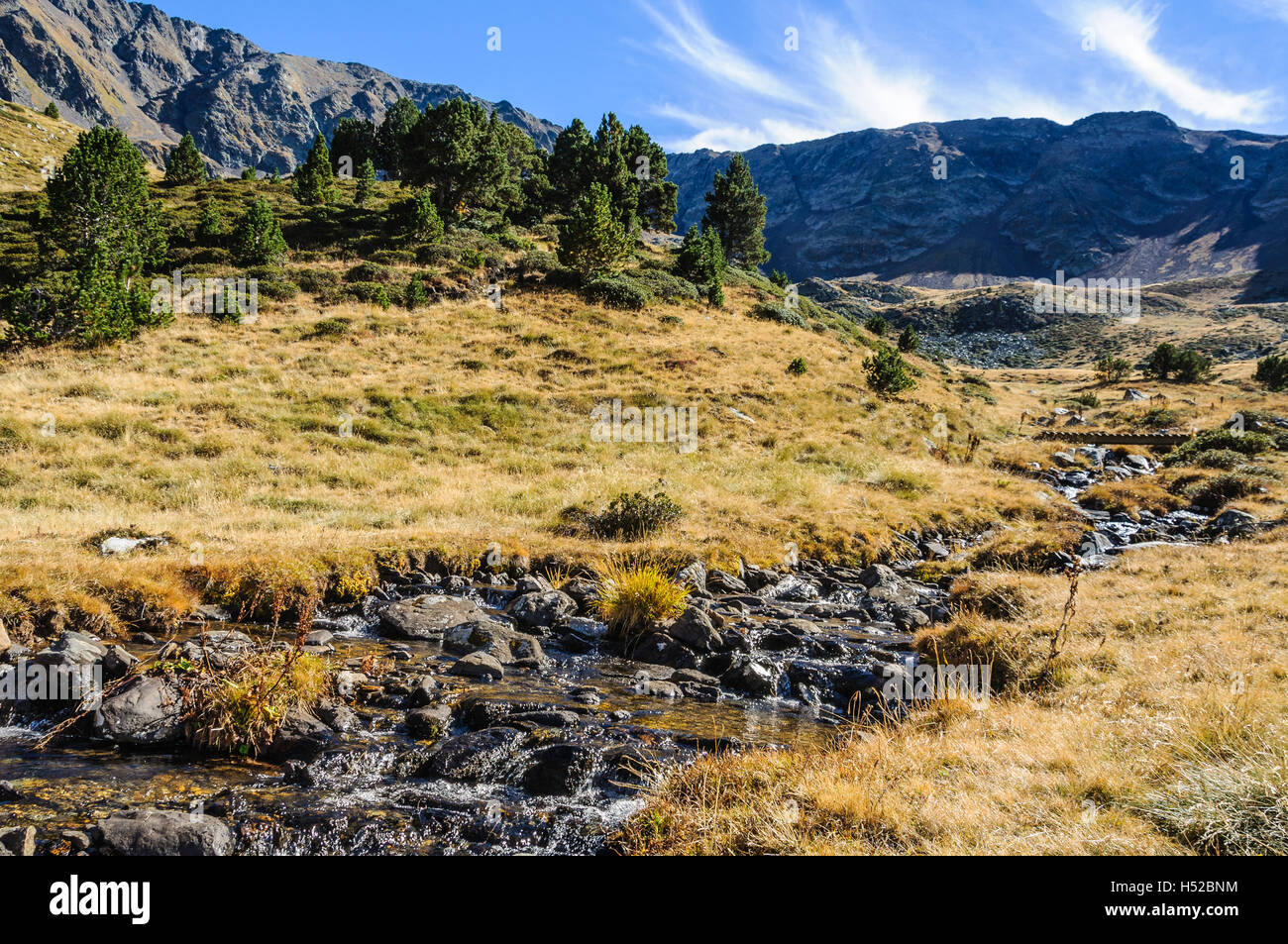 En automne, le calme dans la vallée de l'Estanyo River, Andorre Banque D'Images