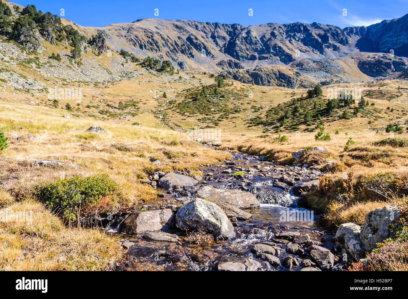 En automne, le calme dans la vallée de l'Estanyo River, Andorre Banque D'Images