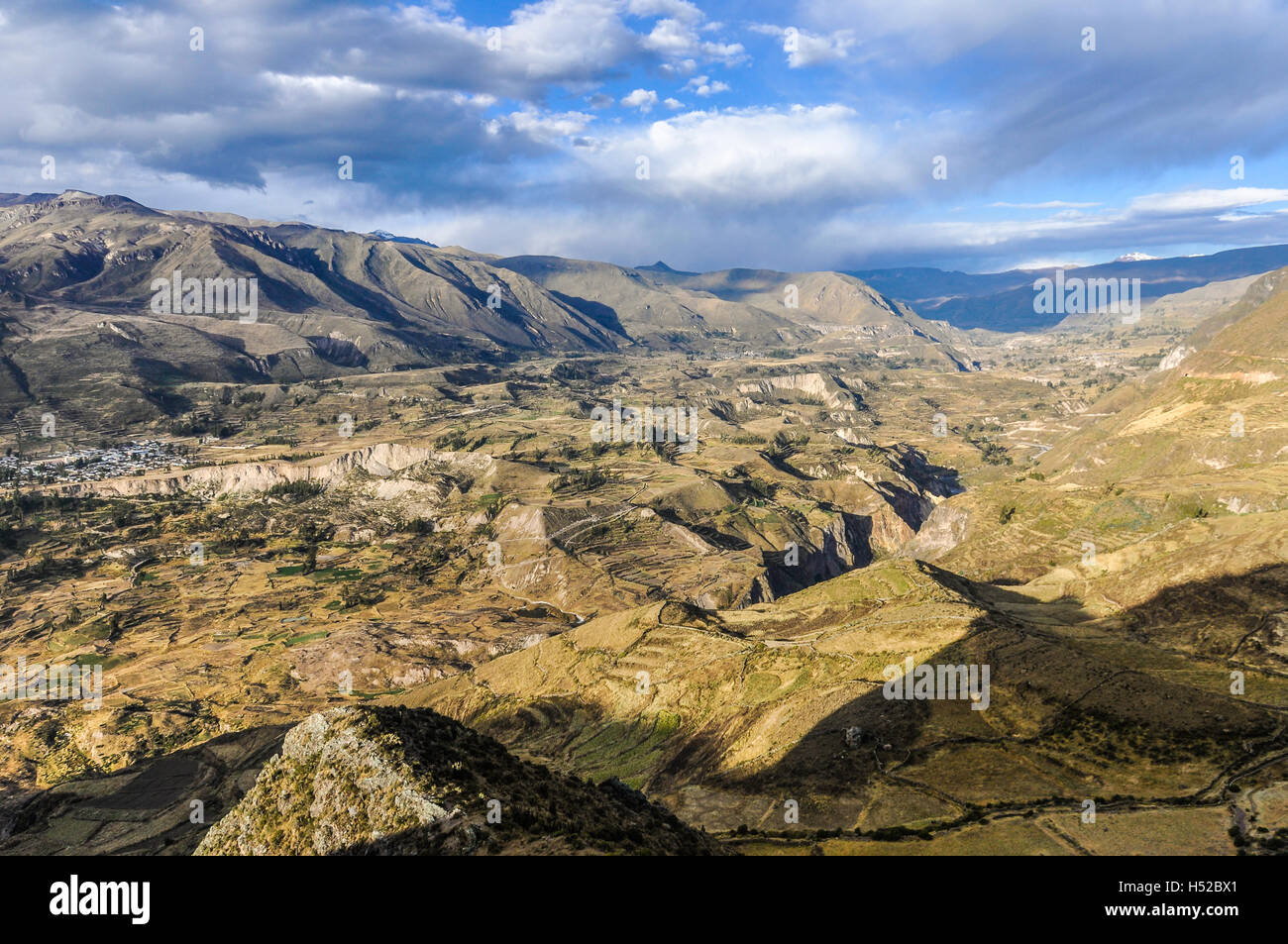 Vue panoramique dans le profond canyon de Colca, Pérou Banque D'Images