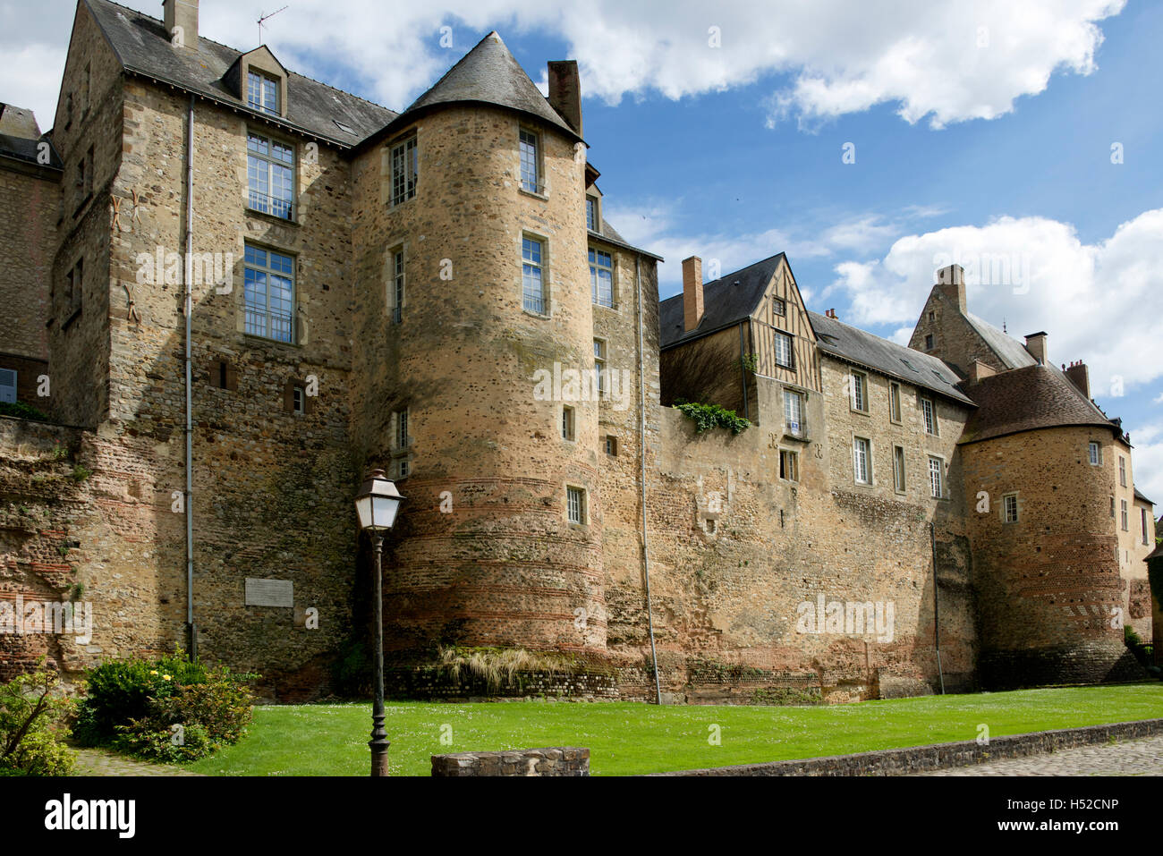 Tours et immeubles faisant partie de l'enceinte romaine qui entoure la vieille ville Plantagenet Le Mans France Banque D'Images