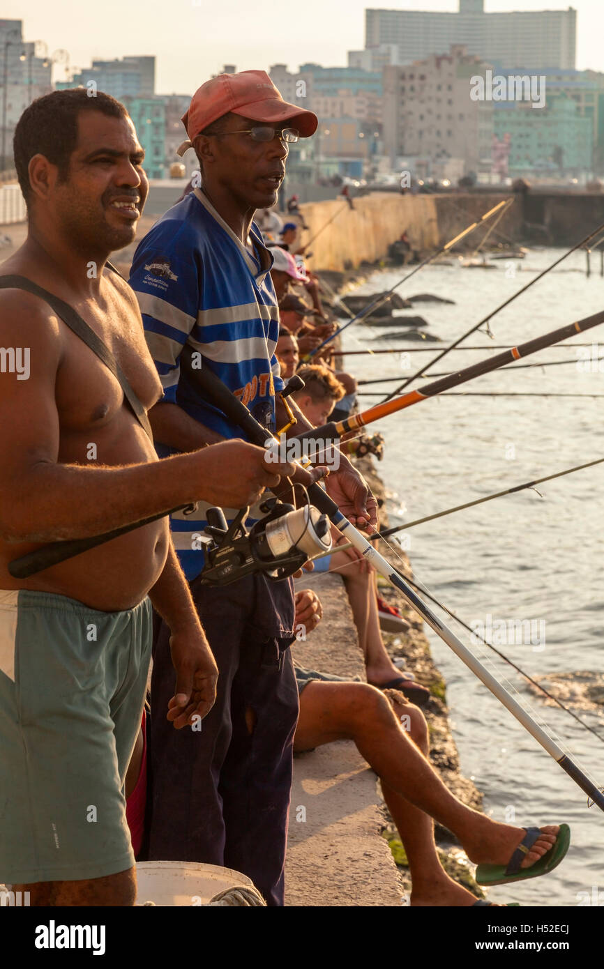 Les gens pêchent le long de la digue de Malecón dans le centre de La Havane, Cuba. Banque D'Images