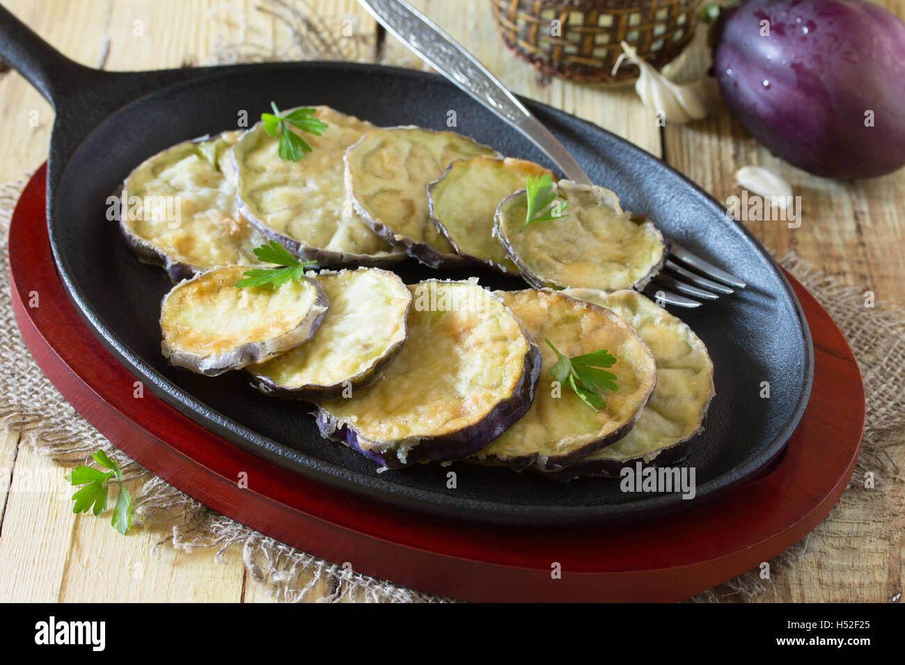 Aubergine frite sur un poêle en fonte dans un style rustique. Banque D'Images