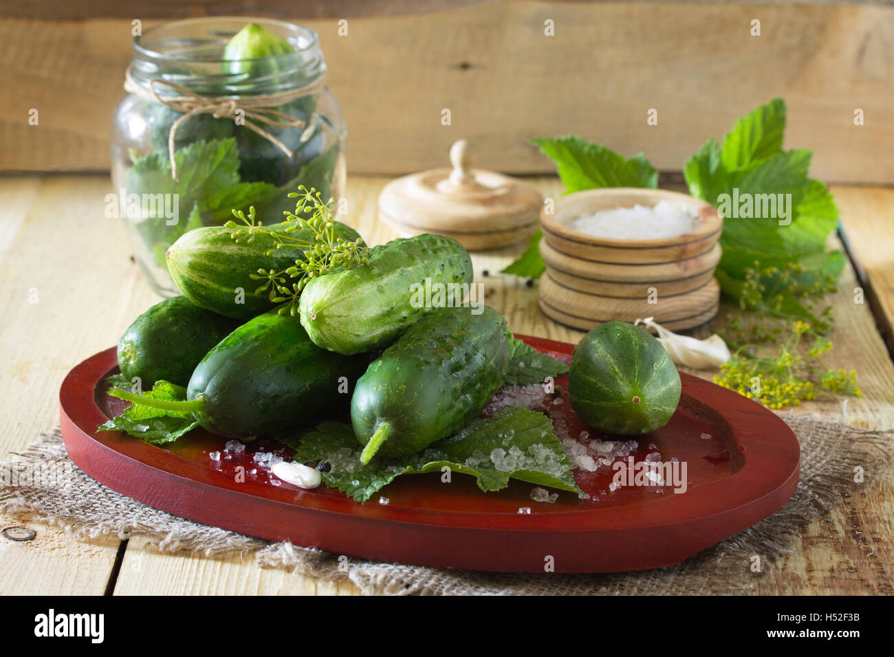 Préserver et concombres frais, d'ail et d'épices sur une table en bois. Accueil légumes en conserve. Banque D'Images