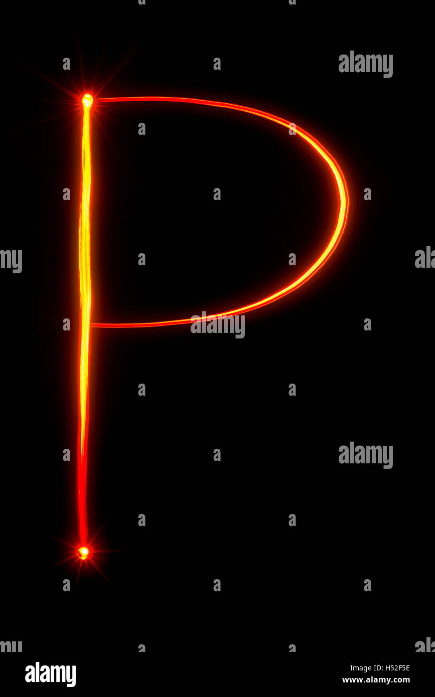 Peinture lumière rouge fine lettre P sur fond noir Banque D'Images