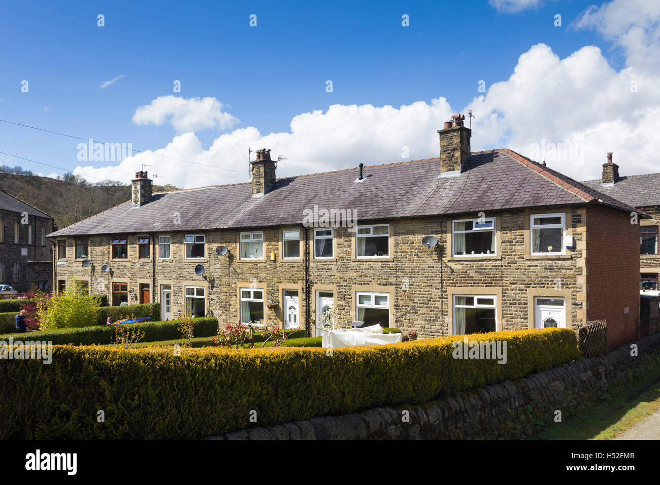 Maisons mitoyennes dans le barrage près de Todmorden. Ces maisons sont construites dans un mélange de brique et pierre. Banque D'Images