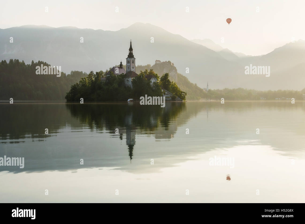Montgolfière sur le lac de Bled en Slovénie Banque D'Images