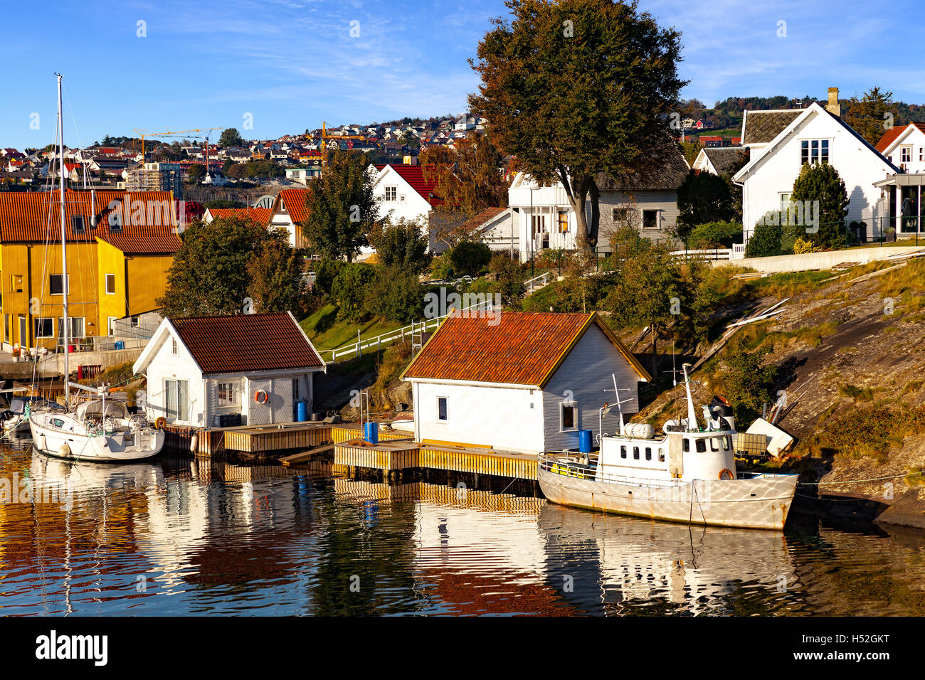 Petit port de pêche de matin à Stavanger, Norvège. Banque D'Images