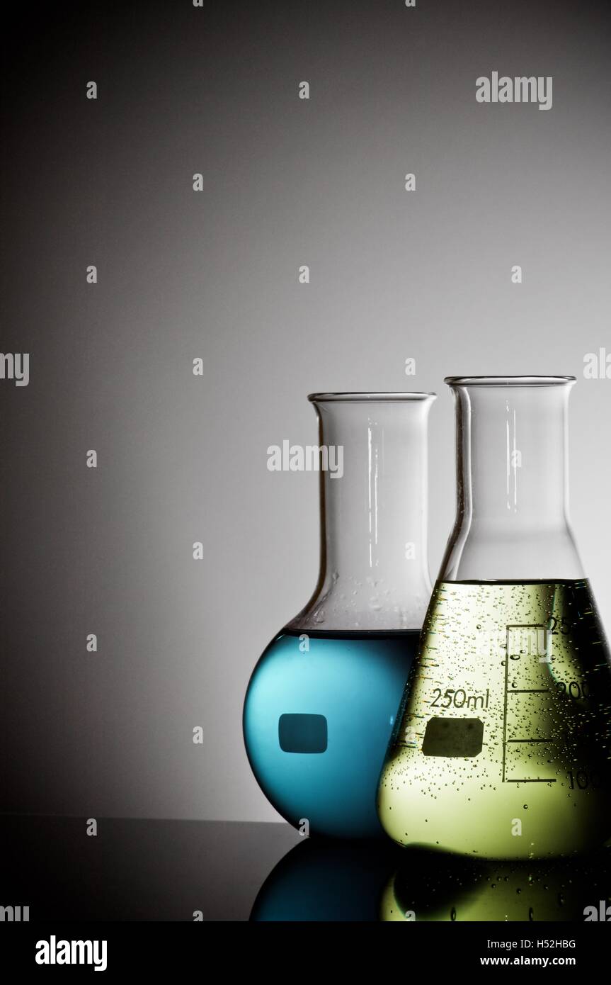 Groupe des flacons de laboratoire avec du liquide à l'intérieur Banque D'Images