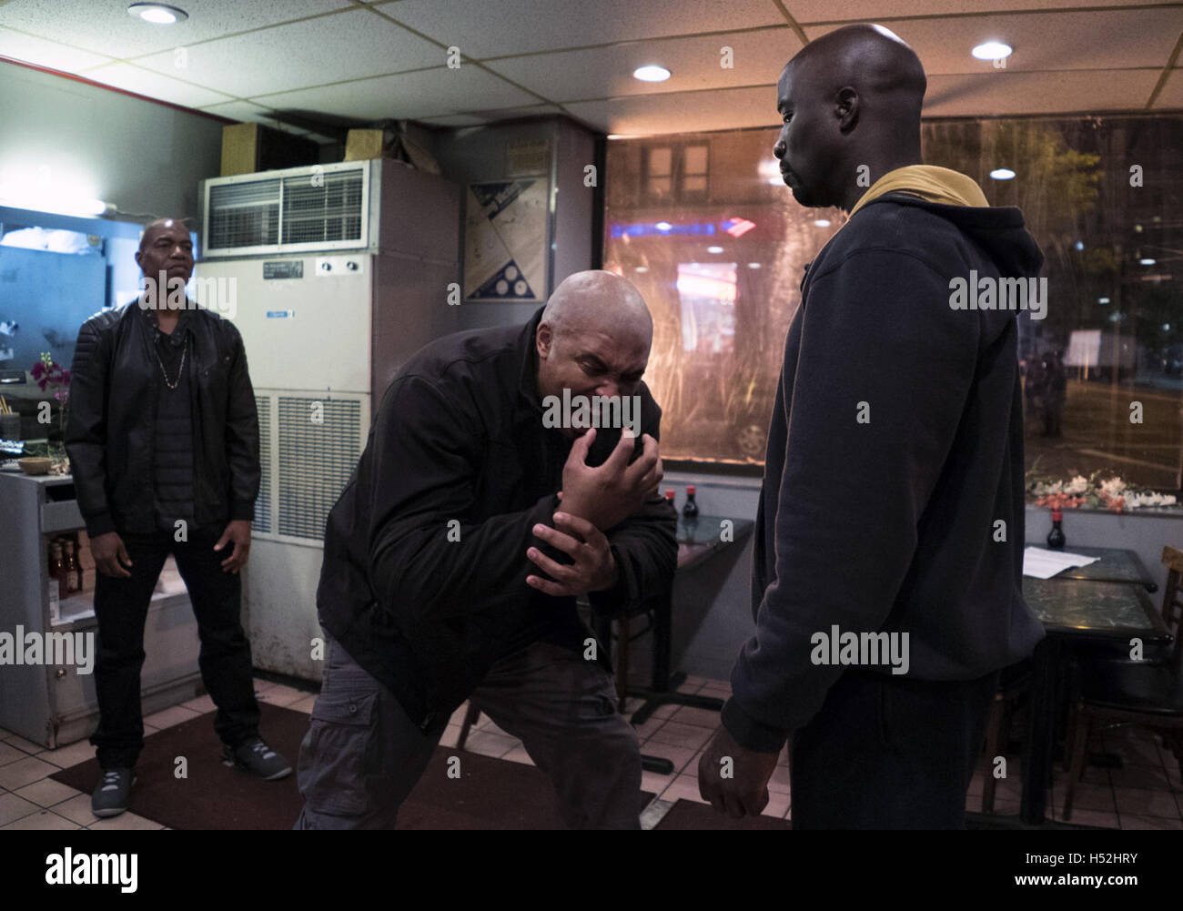 Le Marvel Luke Cage, ou simplement Luke Cage, est une série télévisée américaine créée pour web Netflix par Cheo Hodari Coker, basé sur le personnage Marvel Comics du même nom. Cette photo est pour un usage éditorial uniquement et est l'auteur de la société film et/ou le photographe attribué par le film ou la société de production et ne peut être reproduite que par des publications dans le cadre de la promotion du film ci-dessus. Un crédit obligatoire pour l'entreprise de film est nécessaire. Le photographe devrait également être portés lorsqu'il est connu. Banque D'Images
