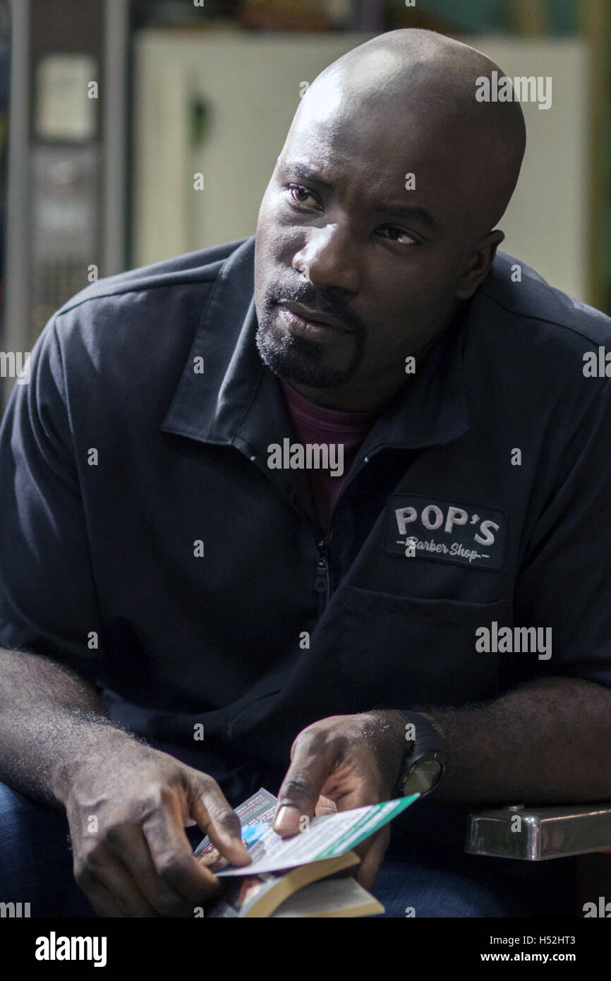 Le Marvel Luke Cage, ou simplement Luke Cage, est une série télévisée américaine créée pour web Netflix par Cheo Hodari Coker, basé sur le personnage Marvel Comics du même nom. Cette photo est pour un usage éditorial uniquement et est l'auteur de la société film et/ou le photographe attribué par le film ou la société de production et ne peut être reproduite que par des publications dans le cadre de la promotion du film ci-dessus. Un crédit obligatoire pour l'entreprise de film est nécessaire. Le photographe devrait également être portés lorsqu'il est connu. Banque D'Images