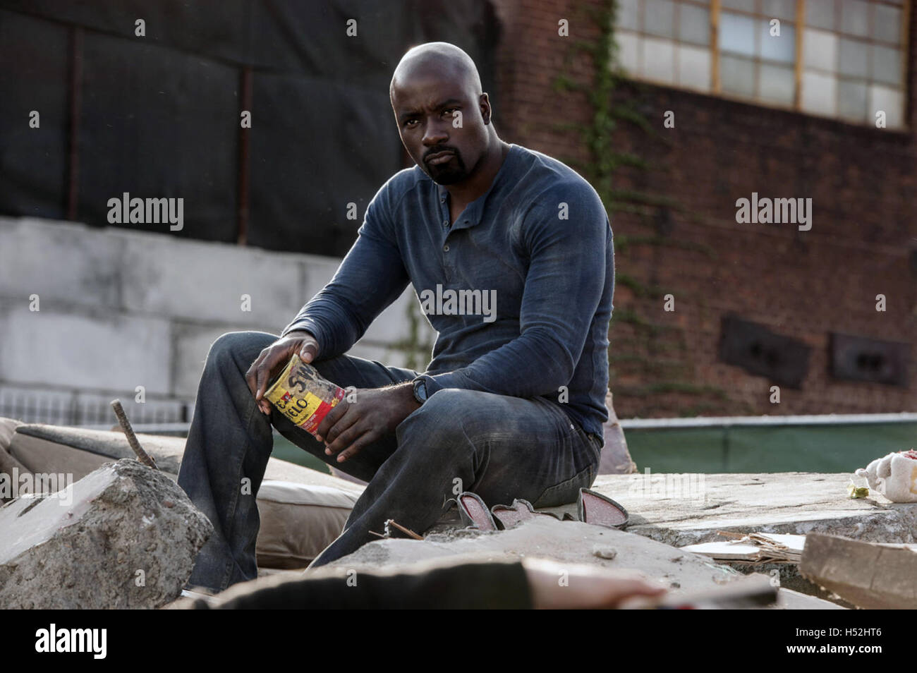 Le Marvel Luke Cage, ou simplement Luke Cage, est une série télévisée américaine créée pour web Netflix par Cheo Hodari Coker, basé sur le personnage Marvel Comics du même nom. Cette photo est pour un usage éditorial uniquement et est l'auteur de la société film et/ou le photographe attribué par le film ou la société de production et ne peut être reproduite que par des publications dans le cadre de la promotion du film ci-dessus. Un crédit obligatoire pour l'entreprise de film est nécessaire. Le photographe devrait également être portés lorsqu'il est connu. Banque D'Images