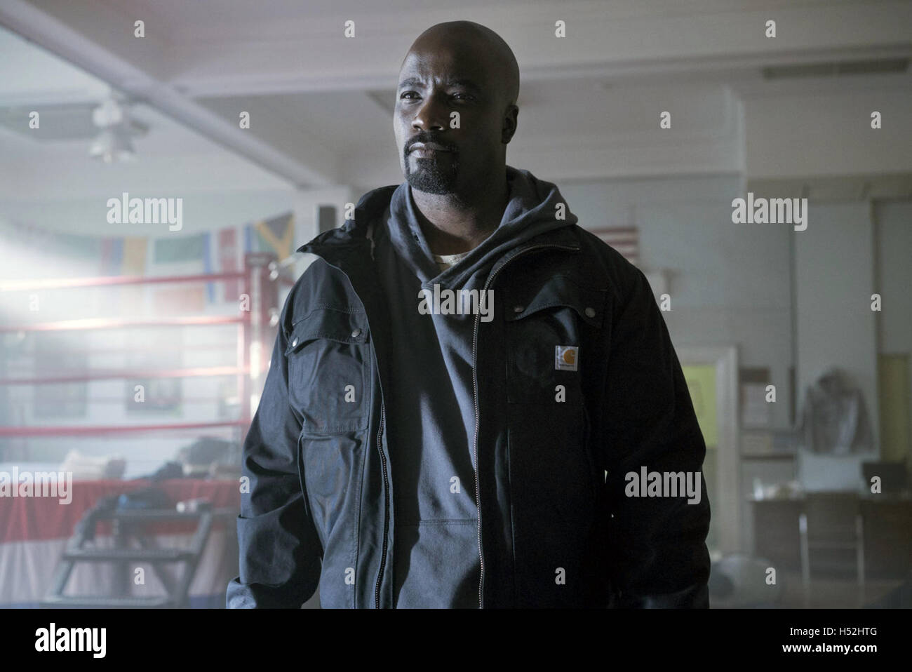 Le Marvel Luke Cage, ou simplement Luke Cage, est une série télévisée américaine créée pour web Netflix par Cheo Hodari Coker, basé sur le personnage Marvel Comics du même nom. Cette photo est pour un usage éditorial uniquement et est l'auteur de la société film et/ou le photographe attribué par le film ou la société de production et ne peut être reproduite que par des publications dans le cadre de la promotion du film ci-dessus. Un crédit obligatoire pour l'entreprise de film est nécessaire. Le photographe devrait également être portés lorsqu'il est connu. Banque D'Images