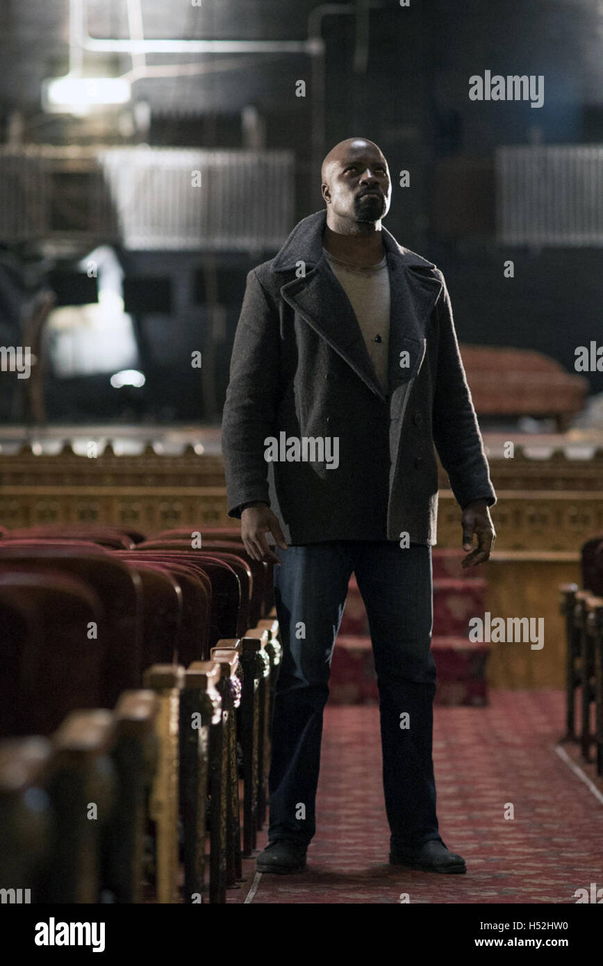 Le Marvel Luke Cage, ou simplement Luke Cage, est une série télévisée américaine créée pour web Netflix par Cheo Hodari Coker, basé sur le personnage Marvel Comics du même nom. Cette photo est pour un usage éditorial uniquement et est l'auteur de la société film et/ou le photographe attribué par le film ou la société de production et ne peut être reproduite que par des publications dans le cadre de la promotion du film ci-dessus. Un crédit obligatoire pour l'entreprise de film est nécessaire. Le photographe devrait également être portés lorsqu'il est connu. Banque D'Images