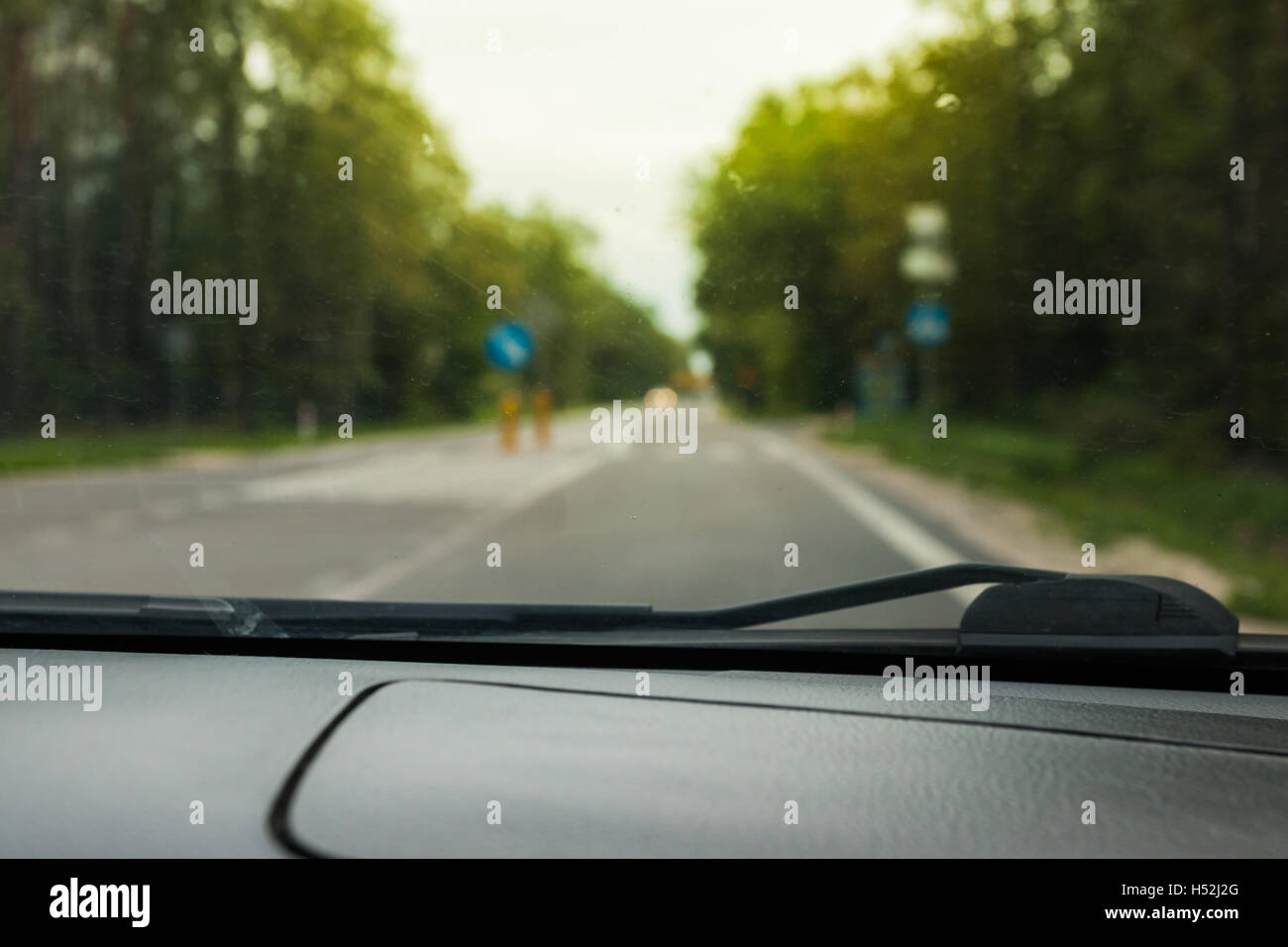 Vue brouillée d'une voiture en mouvement Banque D'Images