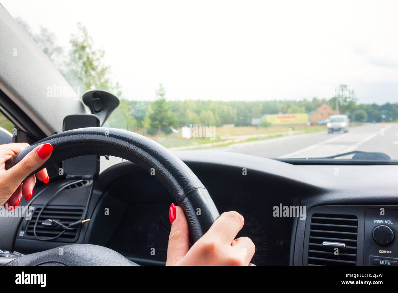 Femme tenant le volant, conduit la voiture Banque D'Images