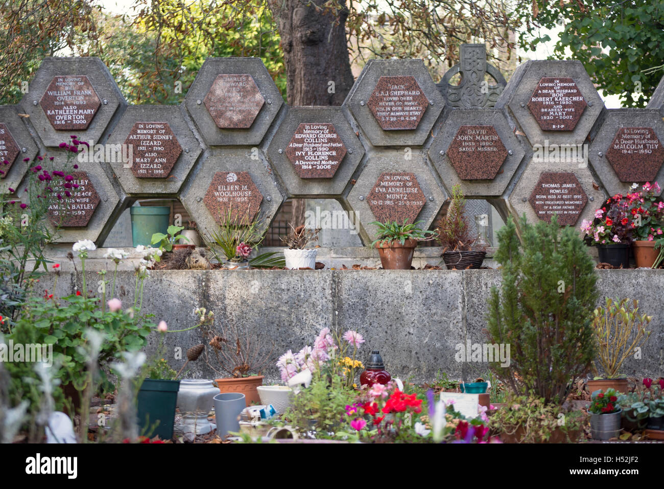 Niches hexagonale dans le jardin d'un columbarium au cimetière de Hampton, l'établissement Hampton, Middlesex, Angleterre Banque D'Images