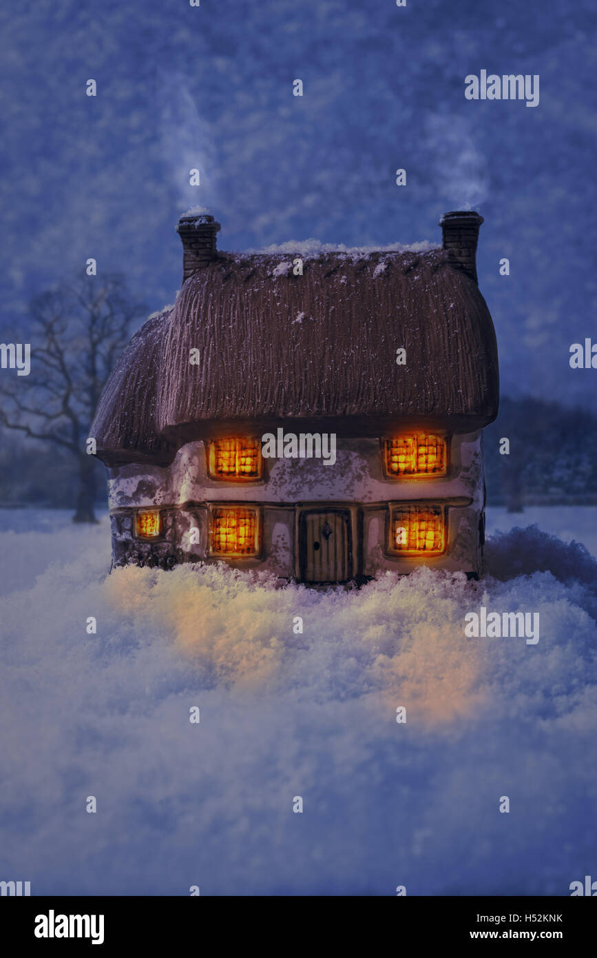 Antique confortable cottage en céramique avec des chutes de neige dans la nuit Banque D'Images