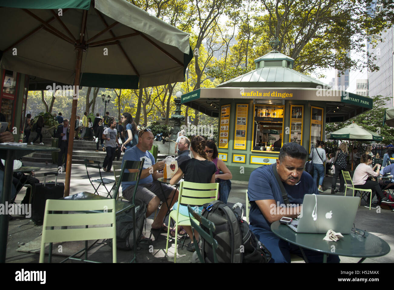 Les gens se détendre, manger et profiter de la connexion Wi-Fi gratuite au  Bryant Park à Manhattan, derrière la Bibliothèque publique de New York  Photo Stock - Alamy
