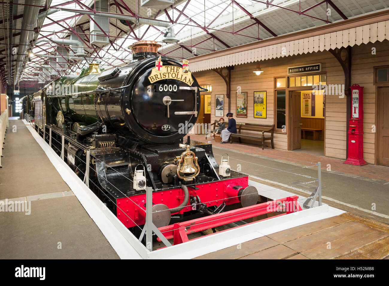 Le train express à vapeur BRISTOLIAN en musée ferroviaire de Swindon UK Banque D'Images