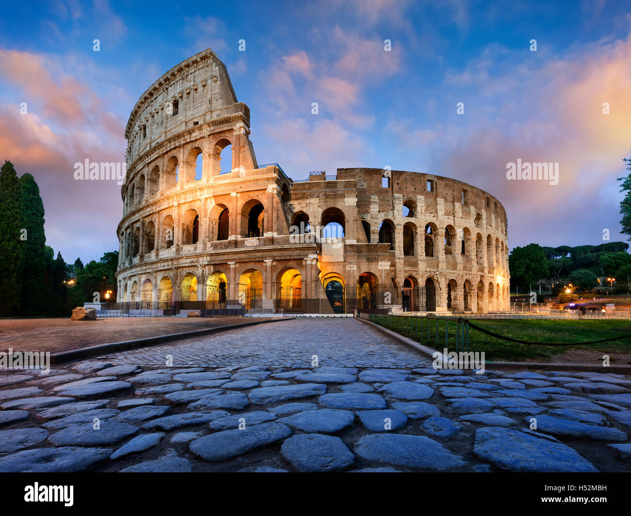 Vue sur le Colisée à Rome et soleil du matin, l'Italie, l'Europe. Banque D'Images