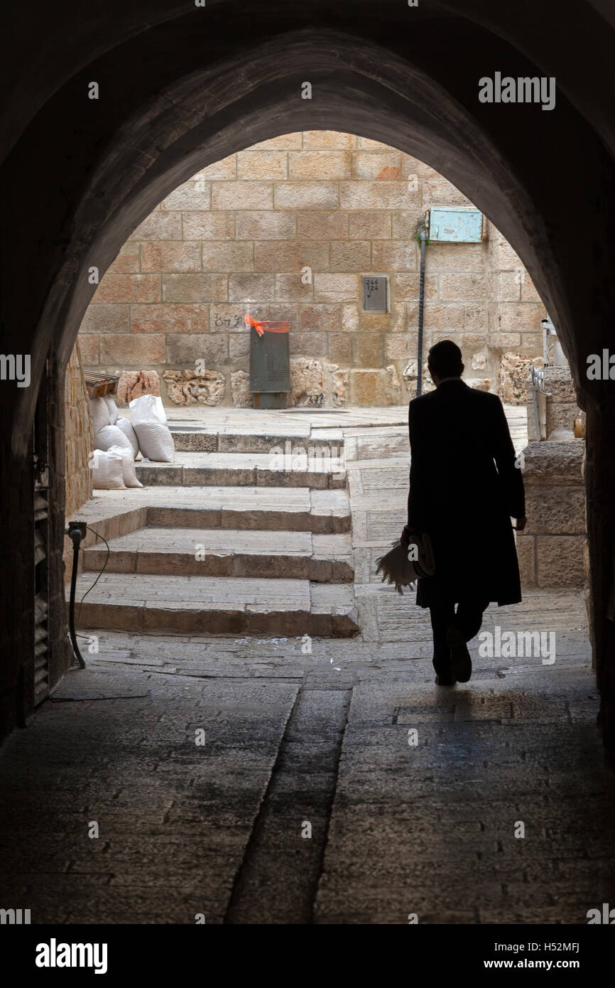 Silhouette de juif dans une rue du Cardo. Vieille ville de Jérusalem, Israël. Banque D'Images