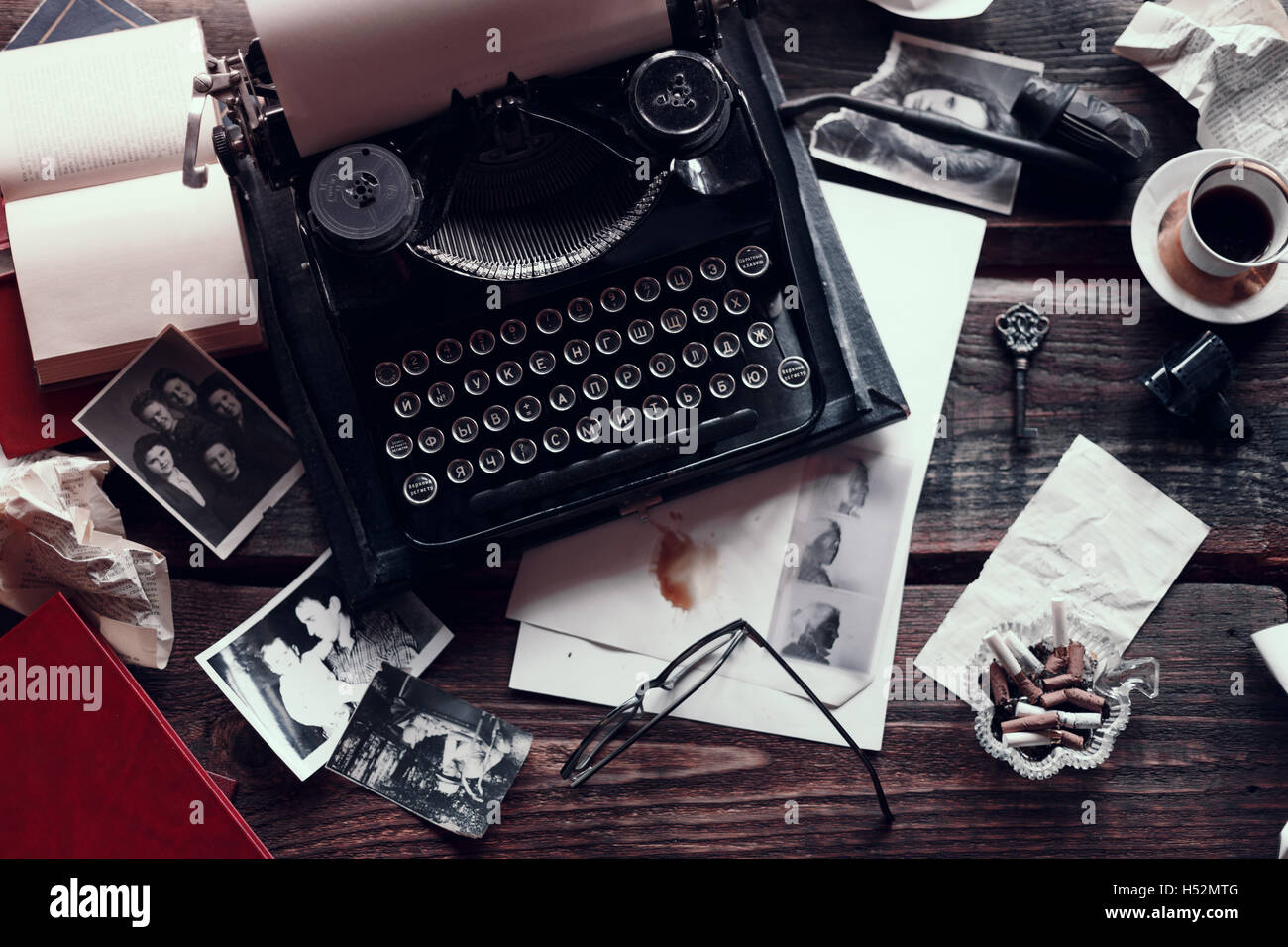 Machine à écrire rétro standin sur une table en bois avec différentes choses vintage tout autour, tels que lunettes rétro photocamera, vieux, pie Banque D'Images