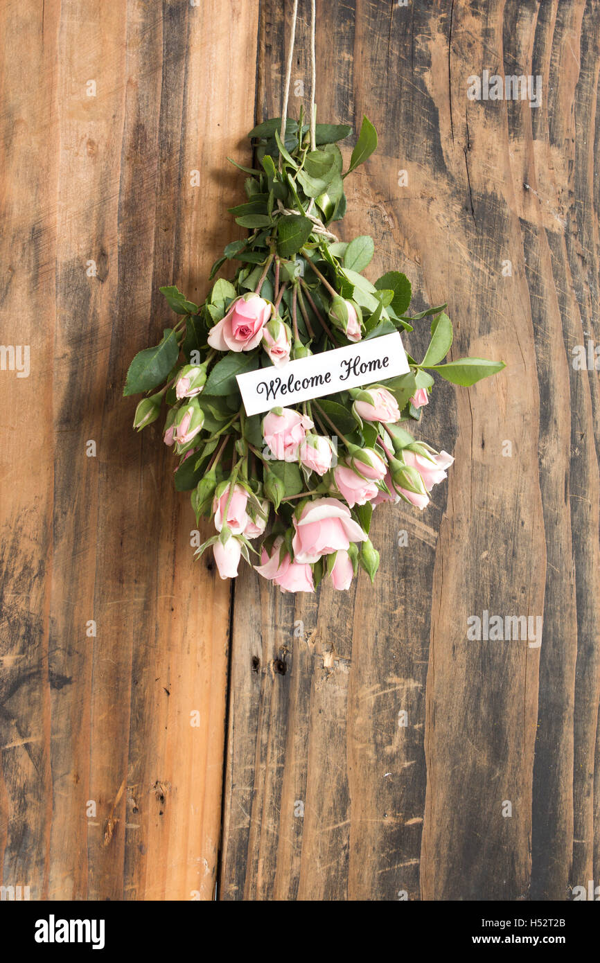 Bienvenue Accueil Carte avec bouquet de roses roses. Banque D'Images