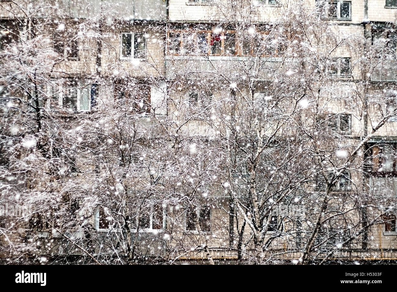 L'avant de la paroi d'un immeuble avec windows de neige. Banque D'Images