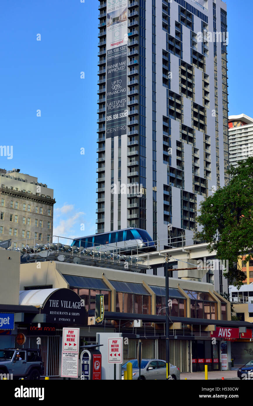 Grand bâtiment de Miami, Urban street, élevée Metromover light rail système de transports urbains, Florida, USA Banque D'Images
