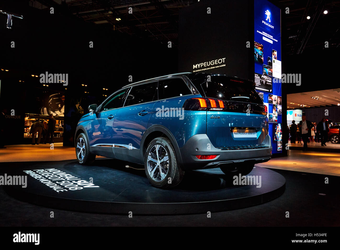 Paris, France - 29 septembre 2016 : 2017 Peugeot 5008 présentée sur le salon de l'Automobile de Paris à la Porte de Versailles Banque D'Images