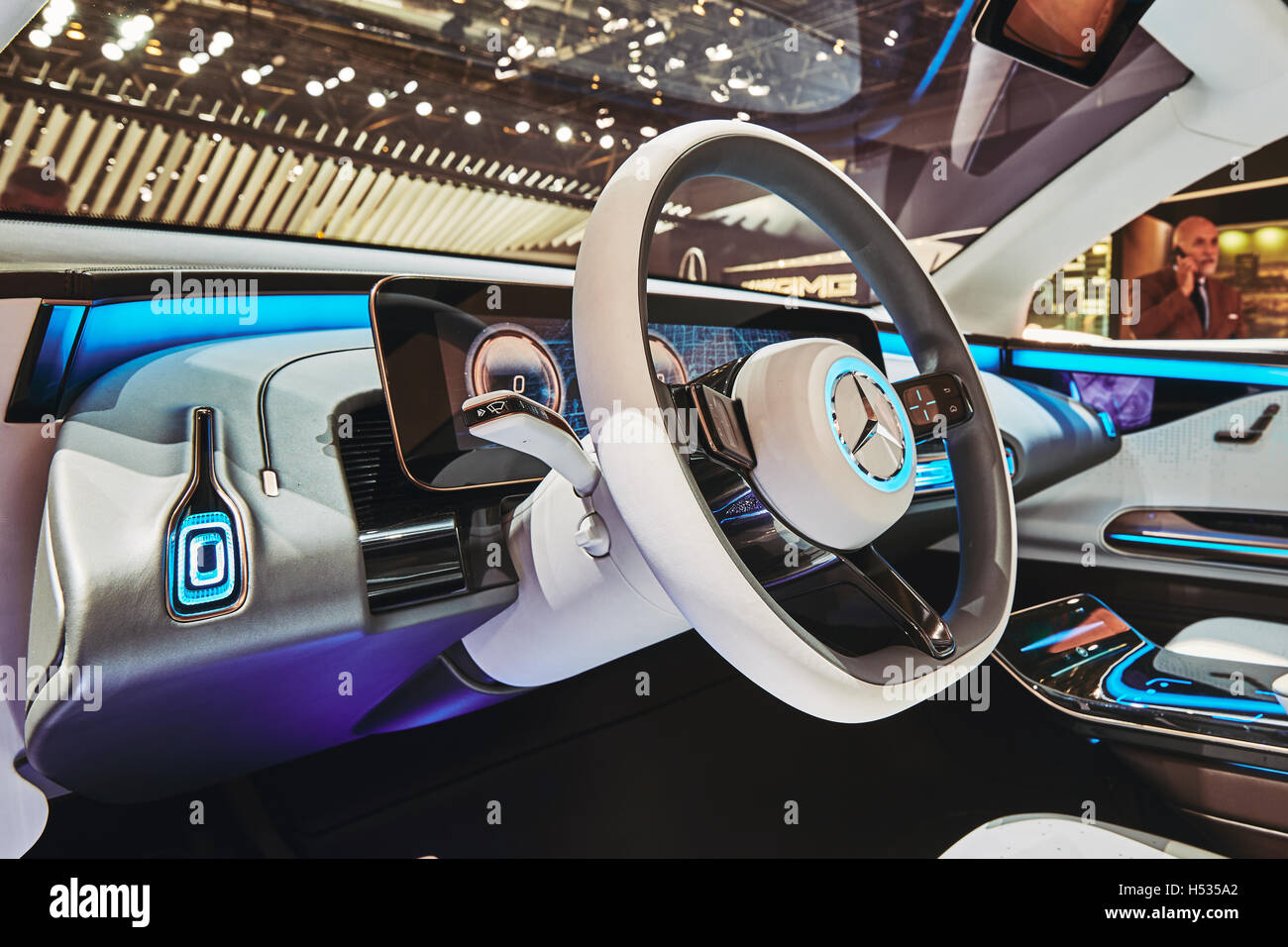 Paris, France - 29 septembre 2016 : 2016 EQ Mercedes-Benz Concept présenté sur l'Automobile de Paris à la Porte de Versailles Banque D'Images