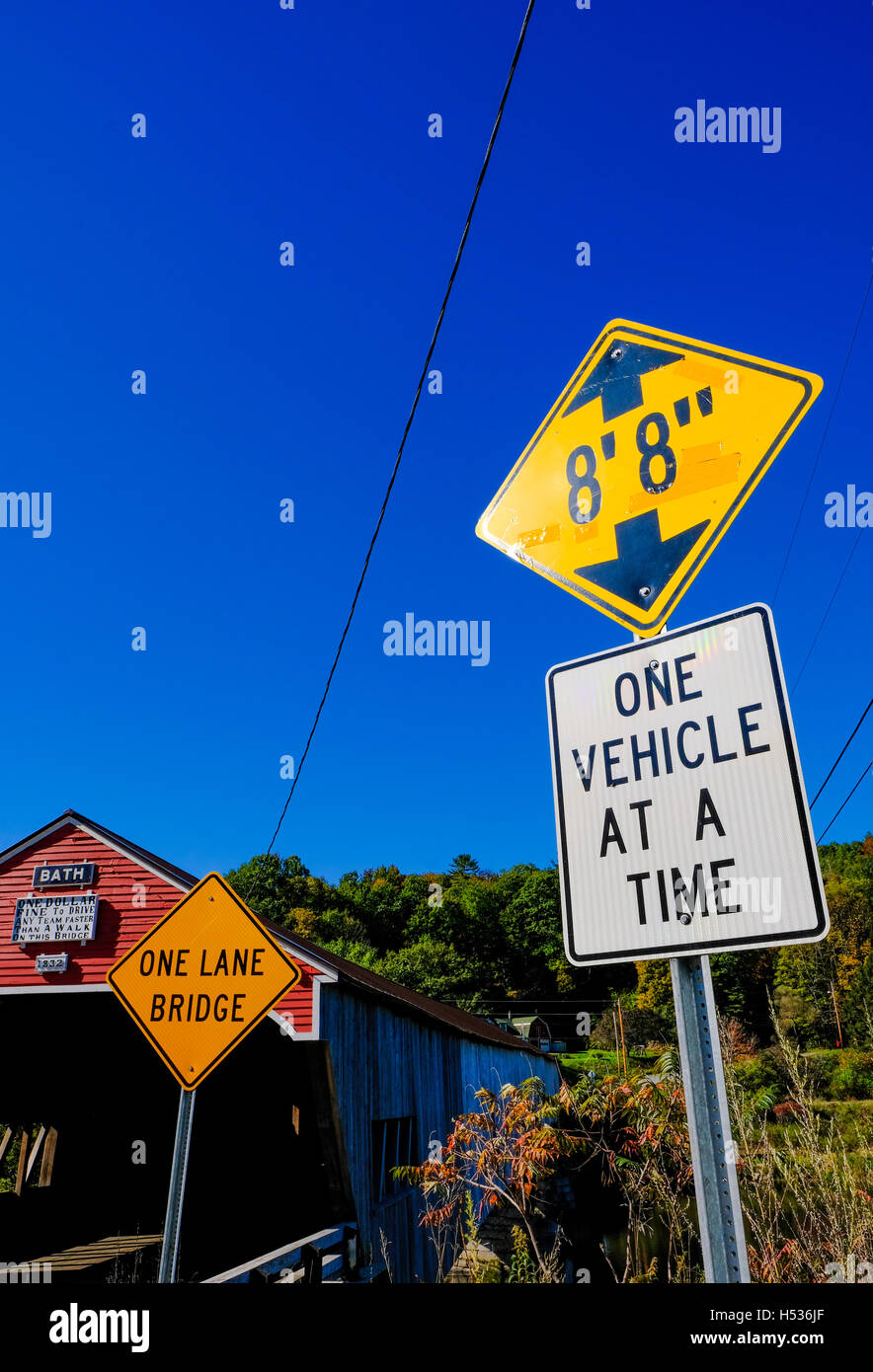 Résumé Vue d'un ancien pont couvert, et la signalisation routière vu dans l'État américain du New Hampshire. Banque D'Images