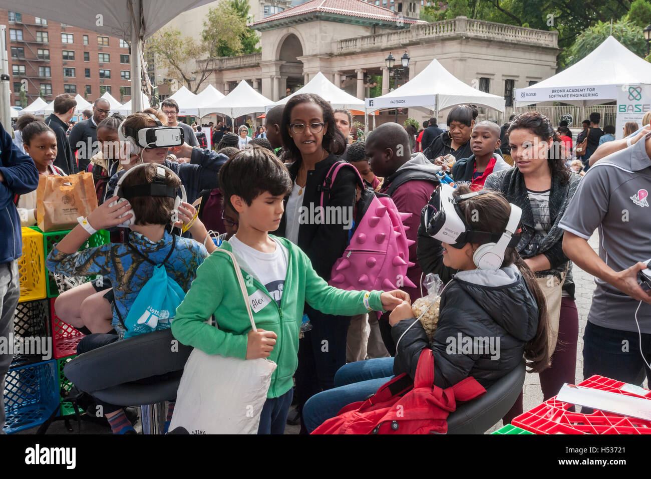 Les participants à la foire de rue Geek à Union Square Park, à New York, l'expérience de Samsung Oculus VR headsets le Jeudi, 13 octobre, 2016. Parrainé par Google la foire de rue stands recommandés par la science et la technologie d'associations et d'entreprises qui ont promu leurs organisations souches aux groupes scolaires. (© Richard B. Levine) Banque D'Images