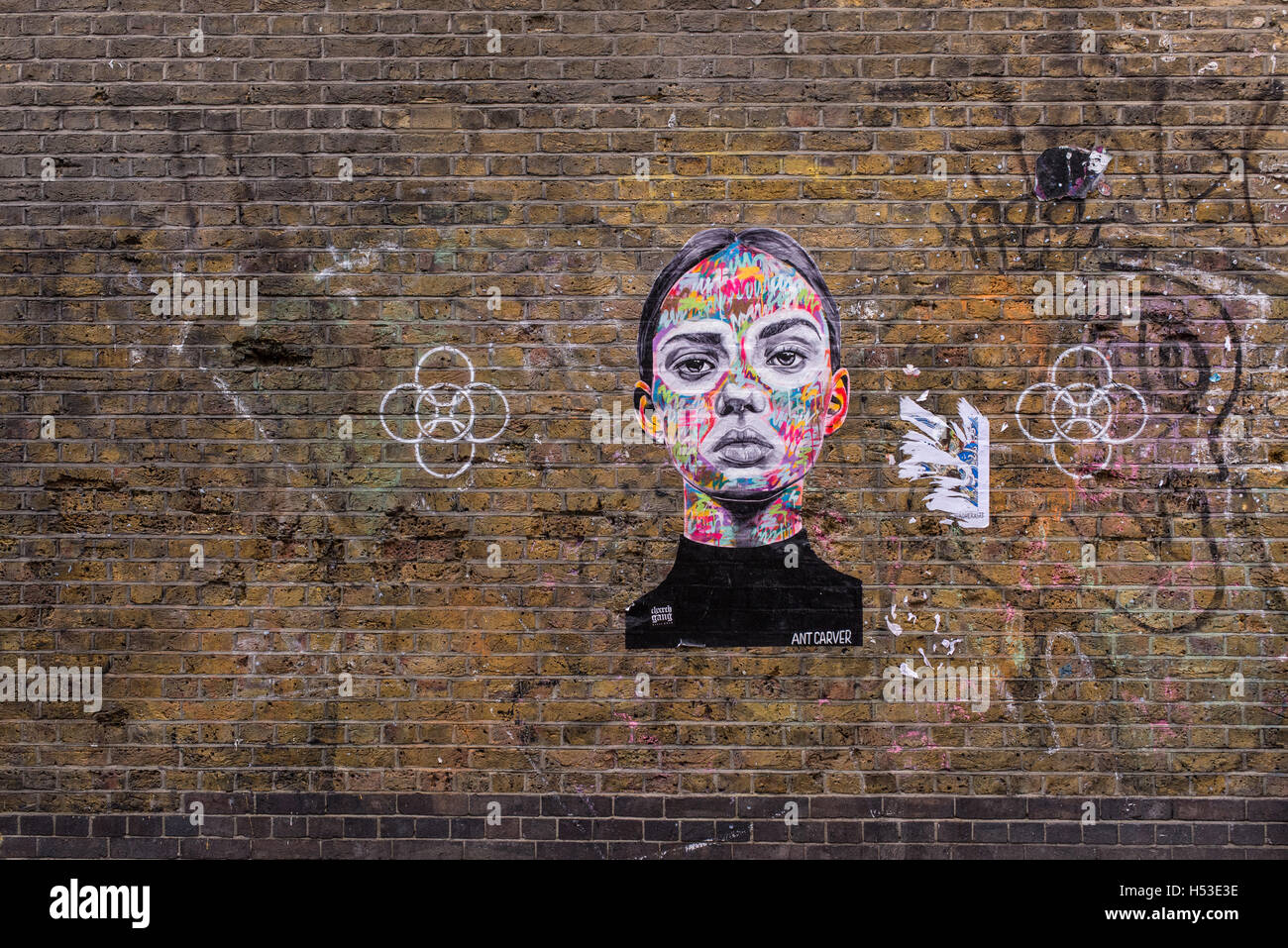 Une nouvelle fresque sur un mur de briques représentant le visage d'une jeune femme près de Brick Lane, Shoreditch par artiste sculpteur Ant. Banque D'Images