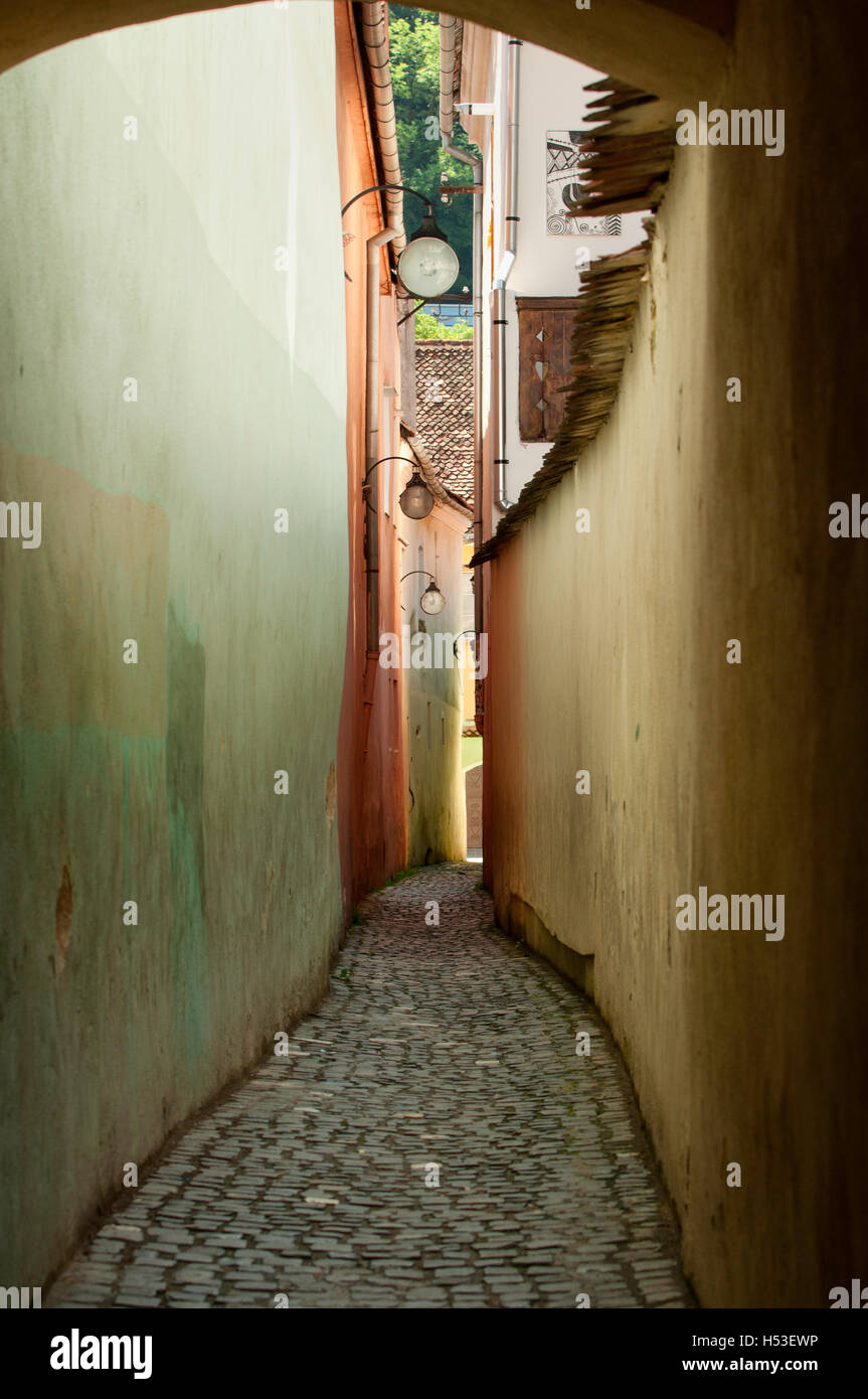 Une ruelle étroite à Brasov, Roumanie Banque D'Images