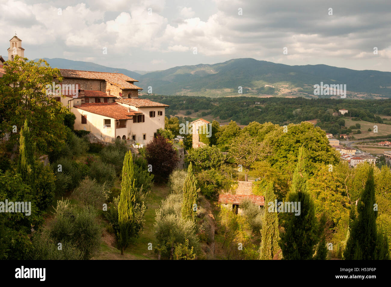 Vue de Poppi et de montagnes des Apennins. Toscane Banque D'Images